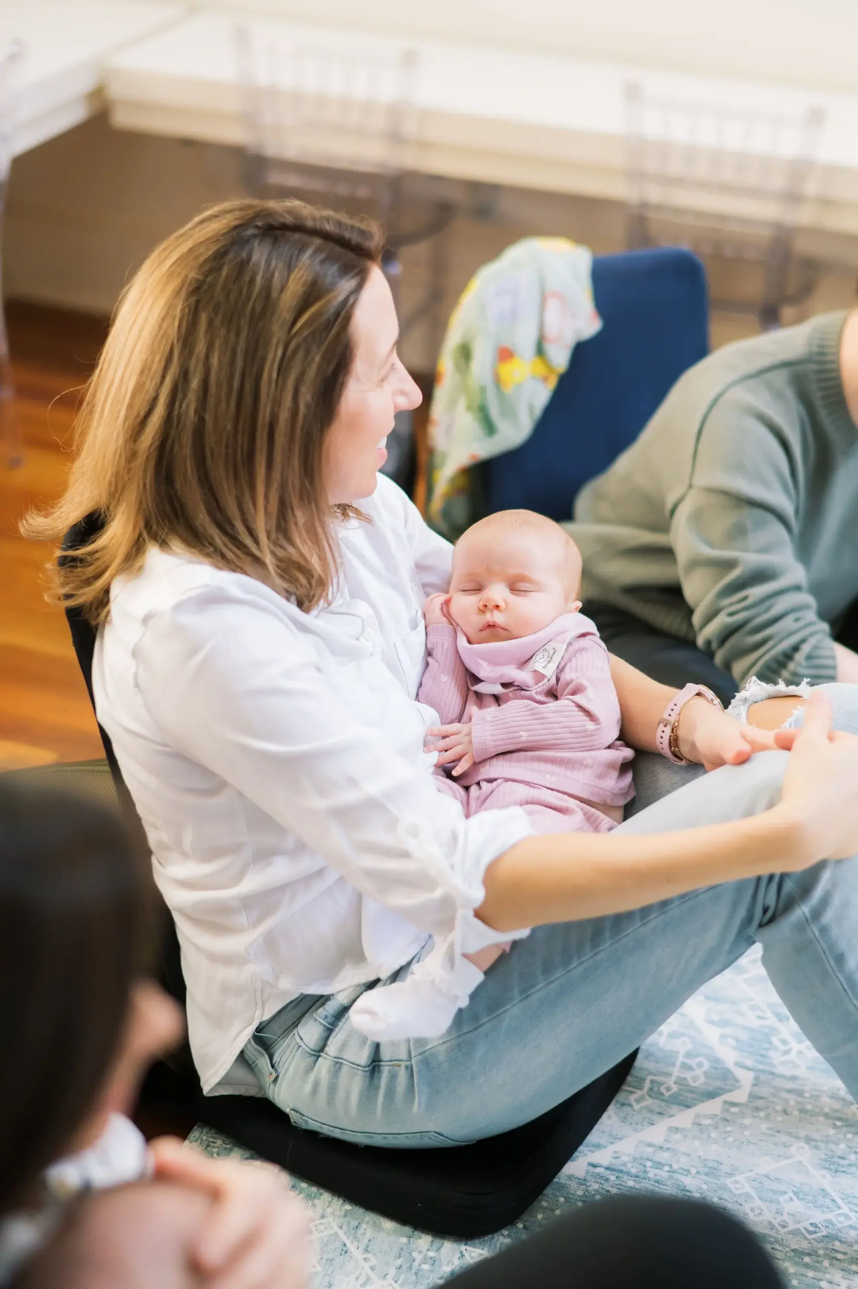 Groupe de mamans souriantes avec leurs bébés